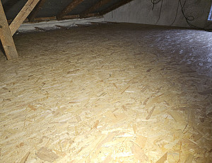 Zateplení stropu rodinného domu pomocí foukané izolace